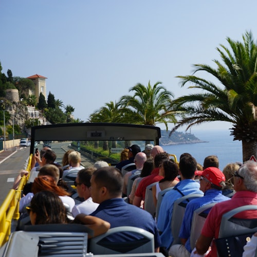Hop-on-Hop-off-Touren durch Nizza