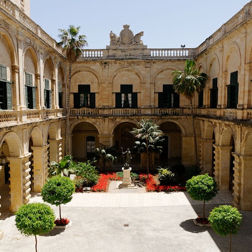Pátio do Palácio do Grão-Mestre