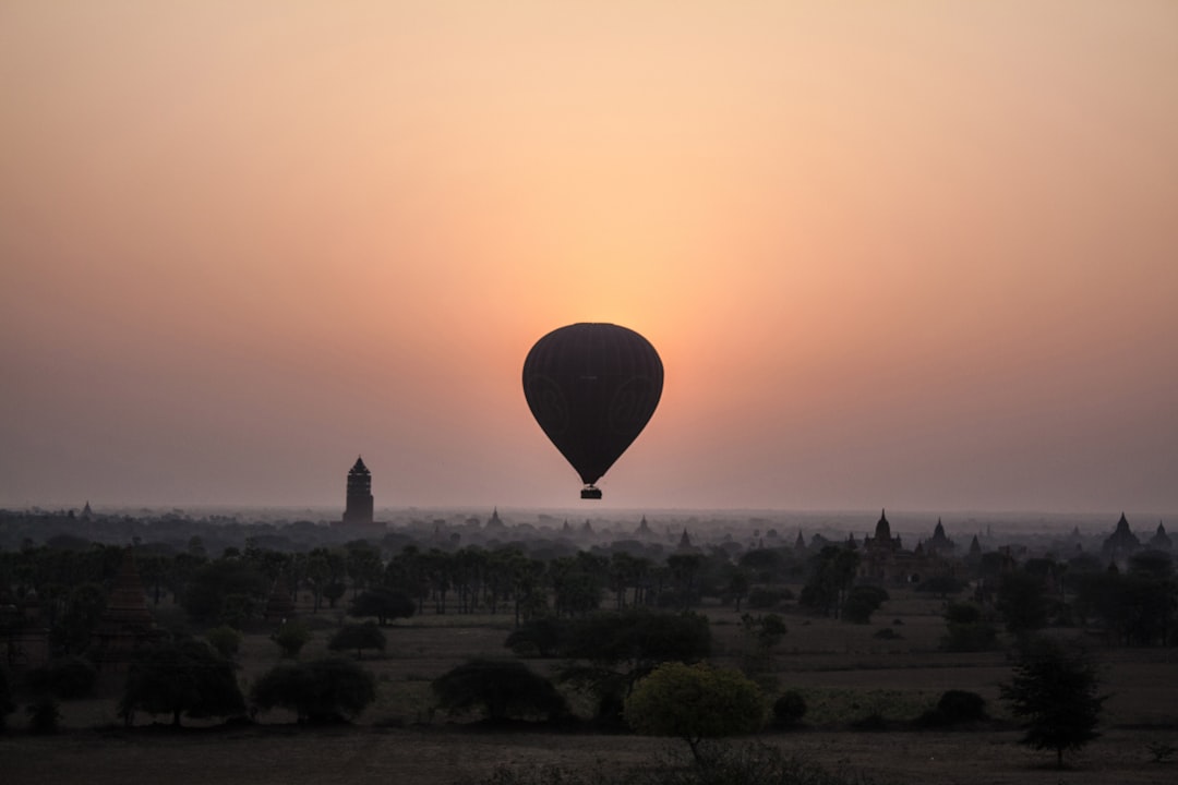 Ballonfahrt bei Sonnenaufgang über Bagan