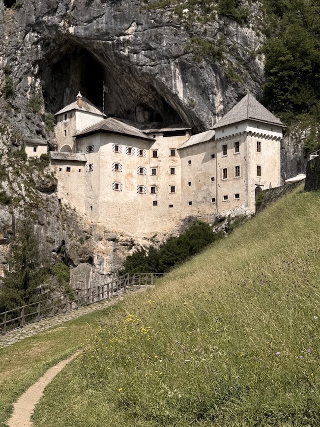 Postojna-Höhlen und Schloss Predjama.